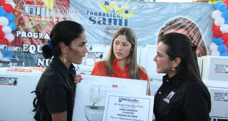 Eveling entregó enseres en Cacique Mara 1 1427 3 AAAAA JM